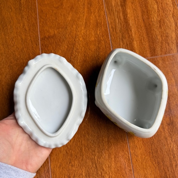 Porcelain Trinket Box Footed Hand Painted With Flowers Ruffled Lid Marked White. - Picture 3 of 12